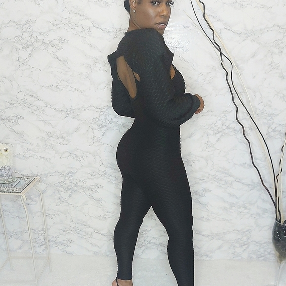 2 peice Tictok jumpsuit- Small and Medium sold out in black and grey - Picture 3 of 5